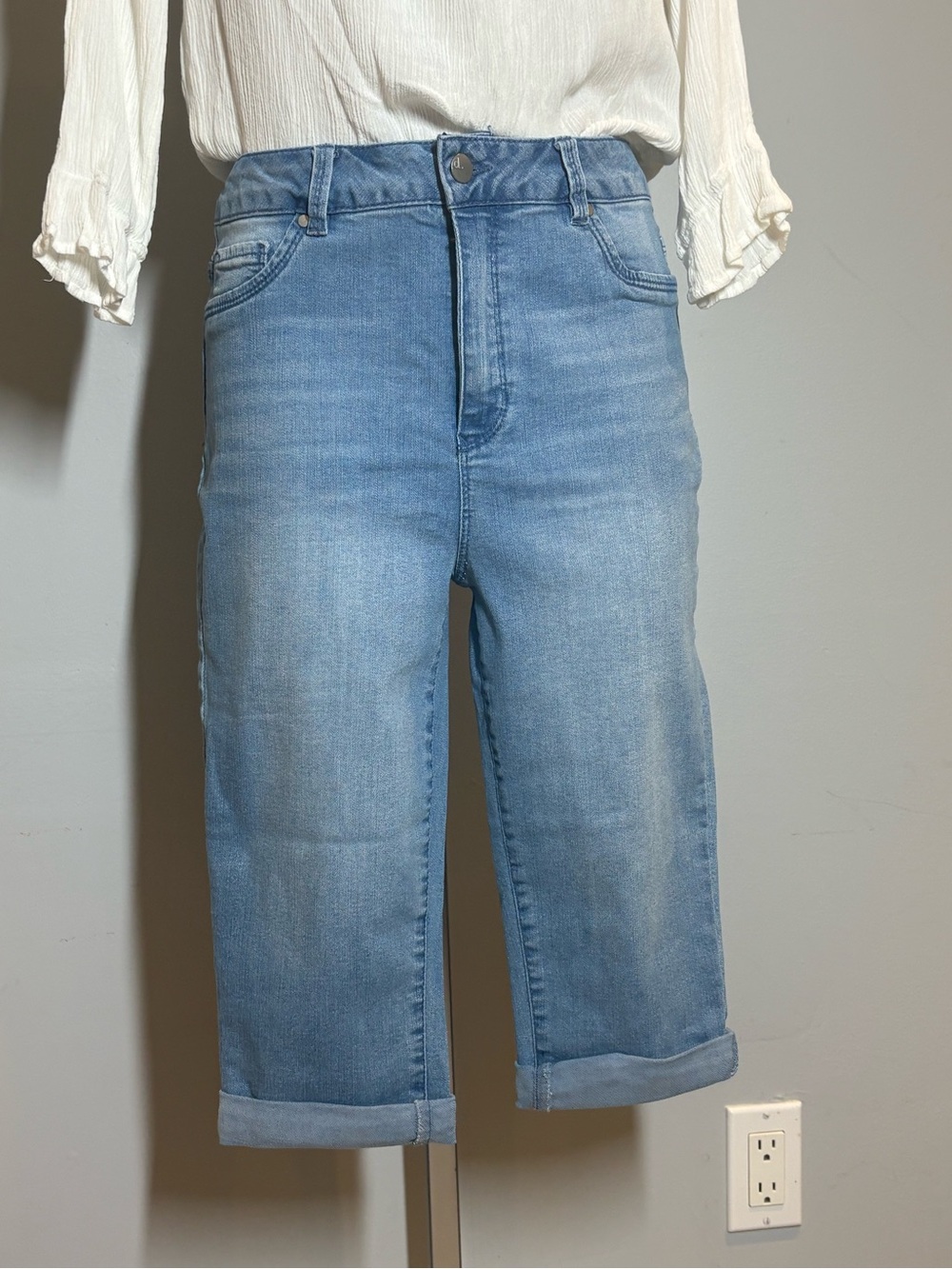 d. jeans Light Blue High-Rise Cropped Capris